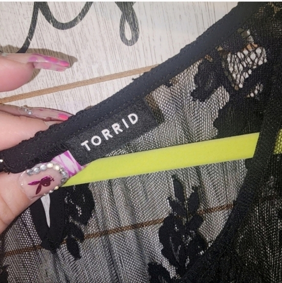 LIKE NEW TORRID Lace Inset Satin Blouse size 2 - Picture 4 of 5